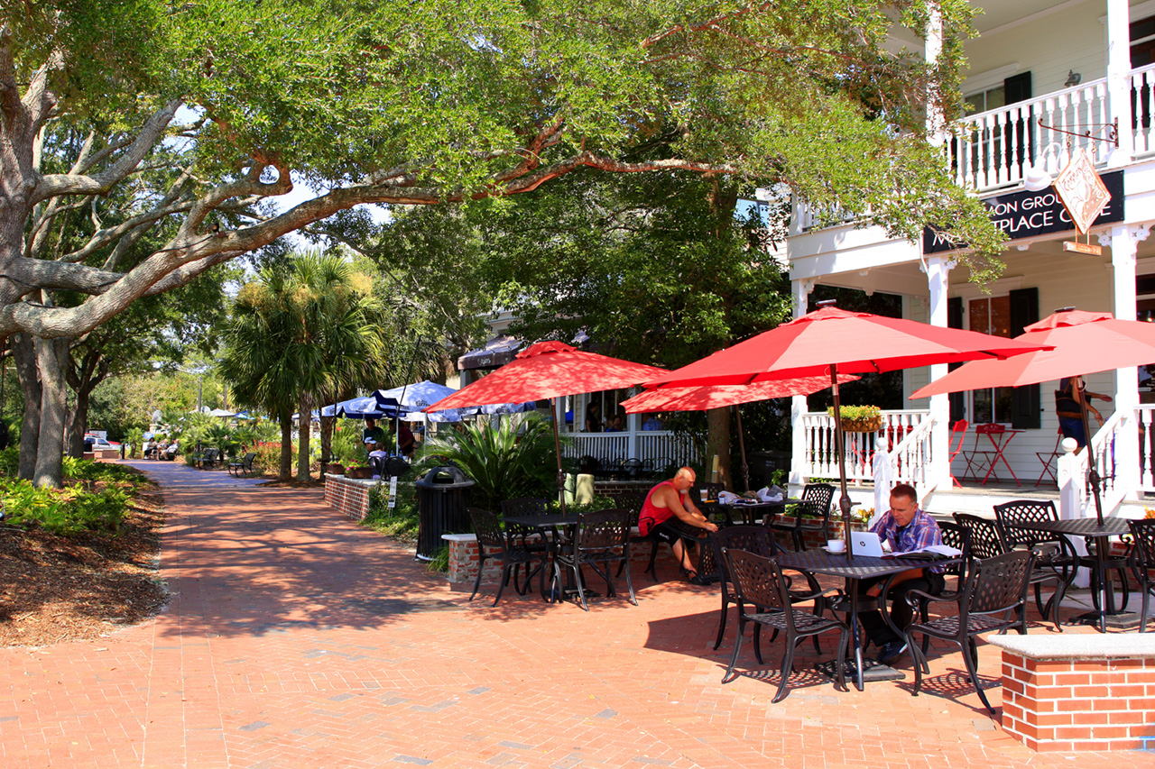 People-dining-outside-a-restaurant-in-Henry-C.-Chambers-Waterfront-Park-in-Beaufort,-SC-USA